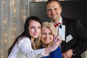 Peo-, pulma- ning Pulmamessi korraldaja Tiia Maria Tamberg pruutkleitide disaineri Kristi Bridal'i ja pulmaisaõhtujuht, Dj Veigo Kaaret'iga